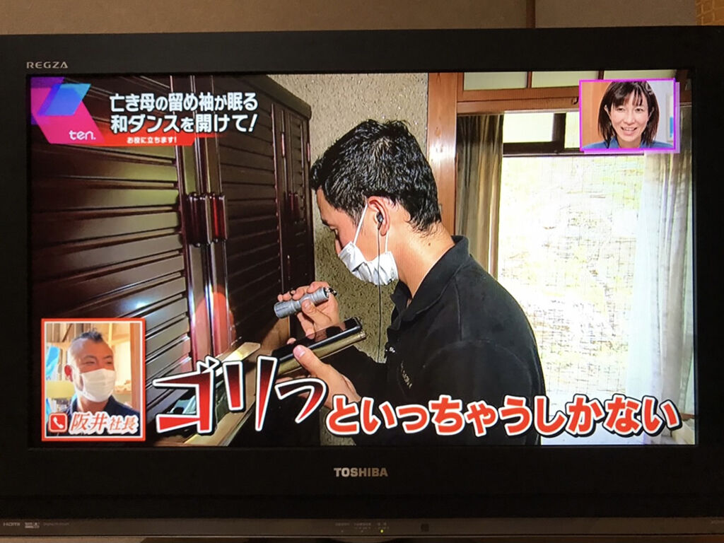 扉が開かないと相談する小林くんに「ゴリっといっちゃうしかない」と返事をする阪井