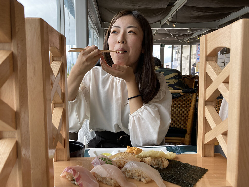 美味しいお寿司を頬張って幸せいっぱいのユリマタタ