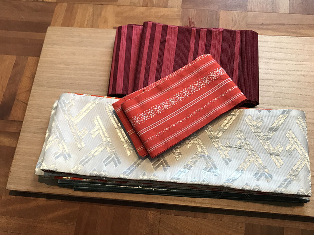お客様からお預かりした色とりどりの着物帯