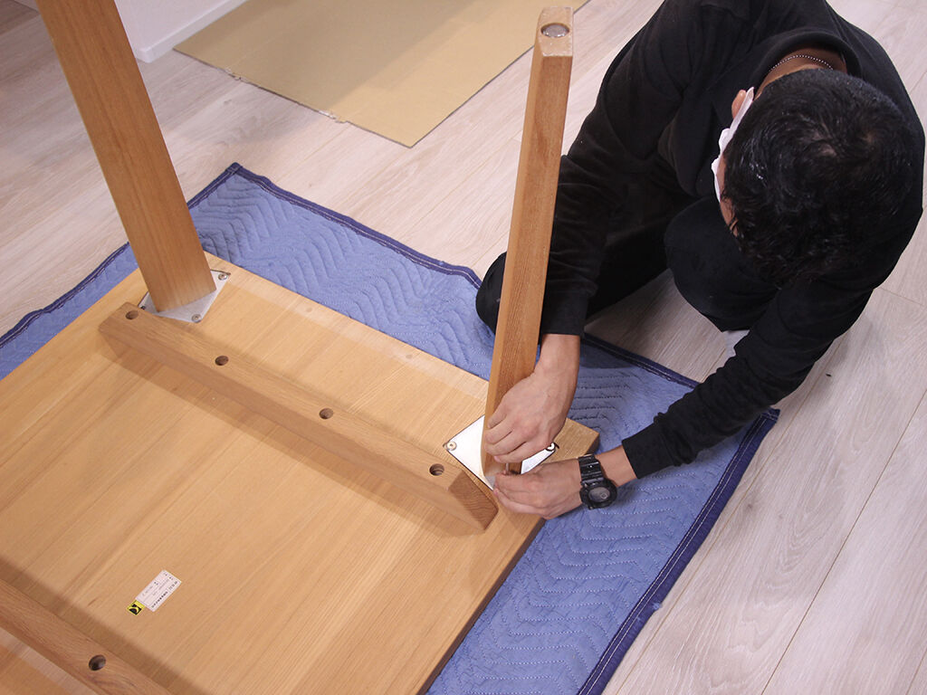 納品時ダイニングテーブルの組み立ての様子