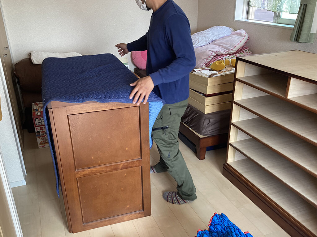 家具お引き取り時、和タンスの上下を分解して搬出