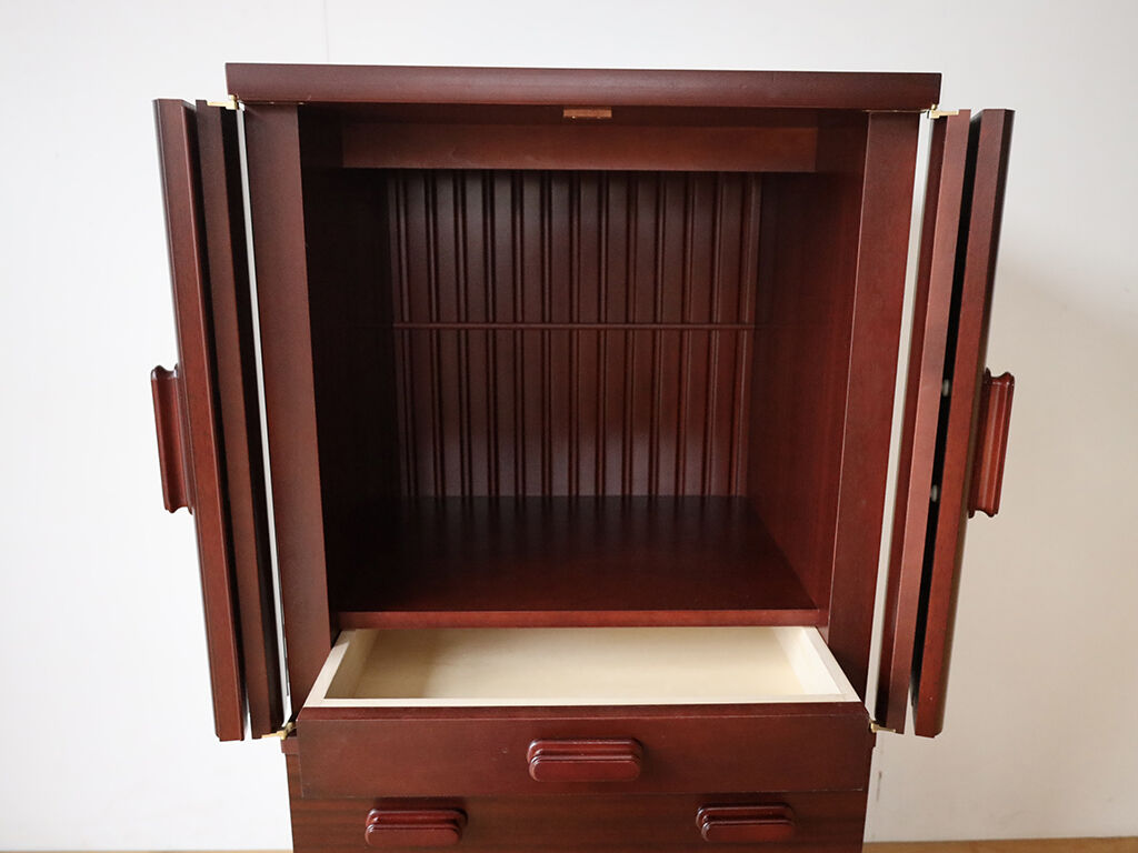 内部にも婚礼タンスの部材を加工したものを使用