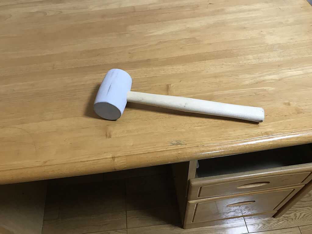 学習机の天板をゴムハンマーを使って外す