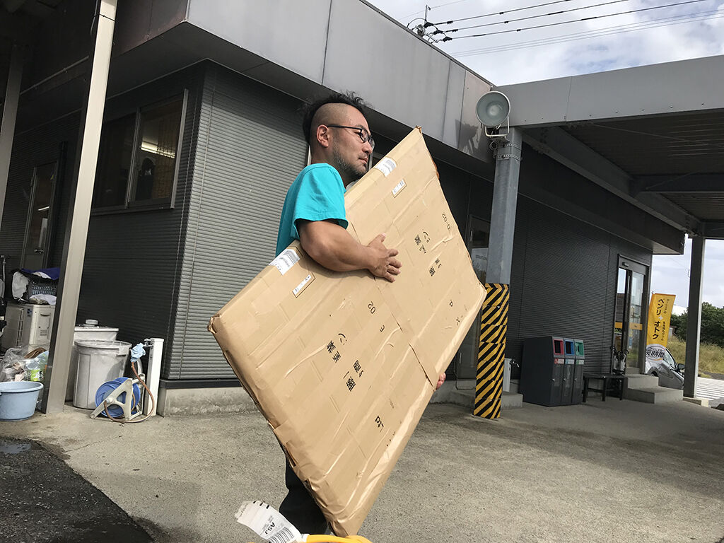 お客様の学習机の天板を抱える家具作りたいおっさん