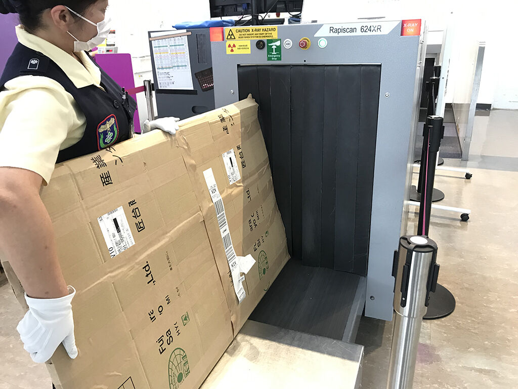 学習机の天板が手荷物検査を通る様子