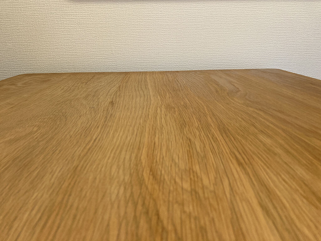 ダイニングテーブルの右半分にワックスを塗り込んだところ