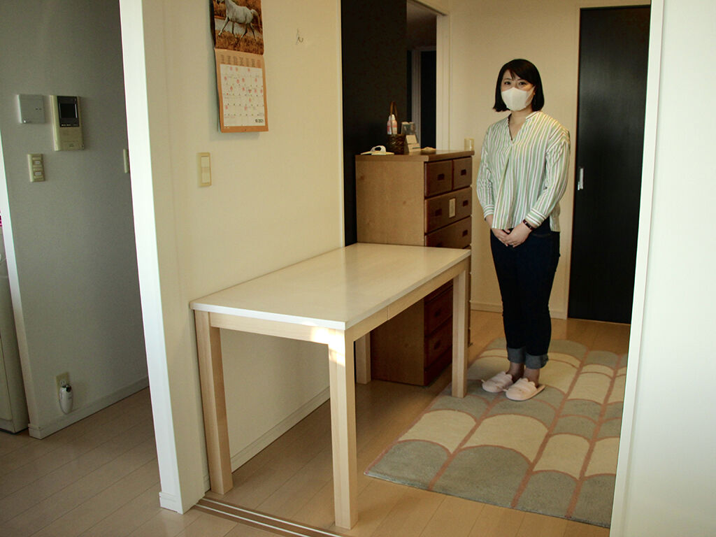リメイクさせていただいたデスクとお客様と記念撮影