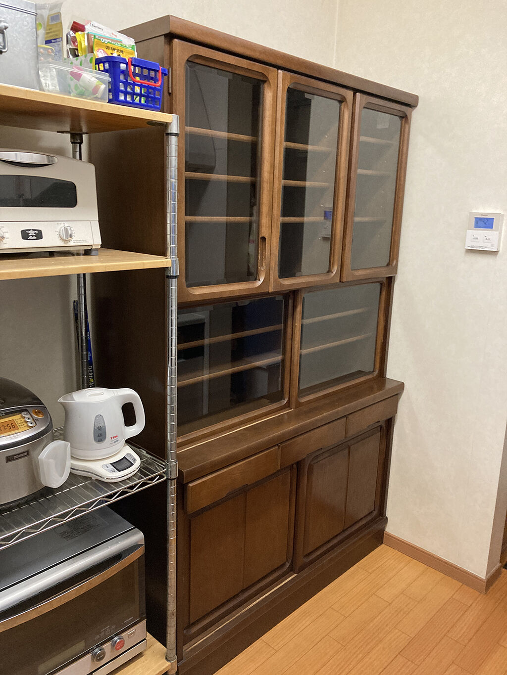 お客様のお家に伺って食器棚のリメイクについて詳細お打ち合わせ
