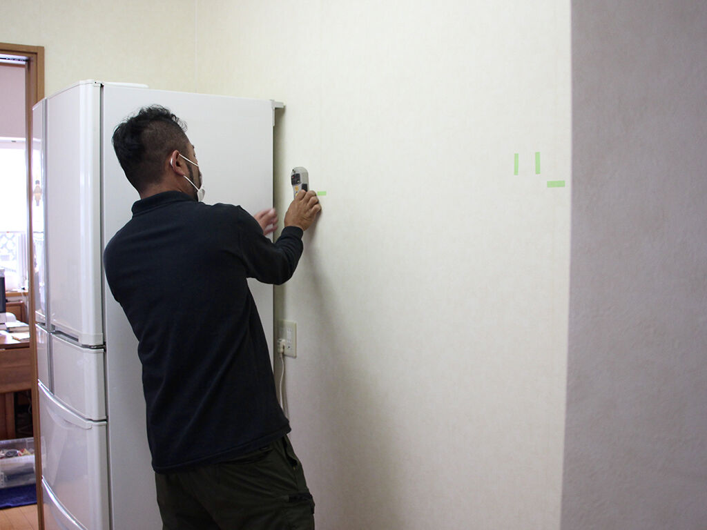 下地センサーを使用して壁の中の下地材を探していく家具作りたいおっさん(代表)