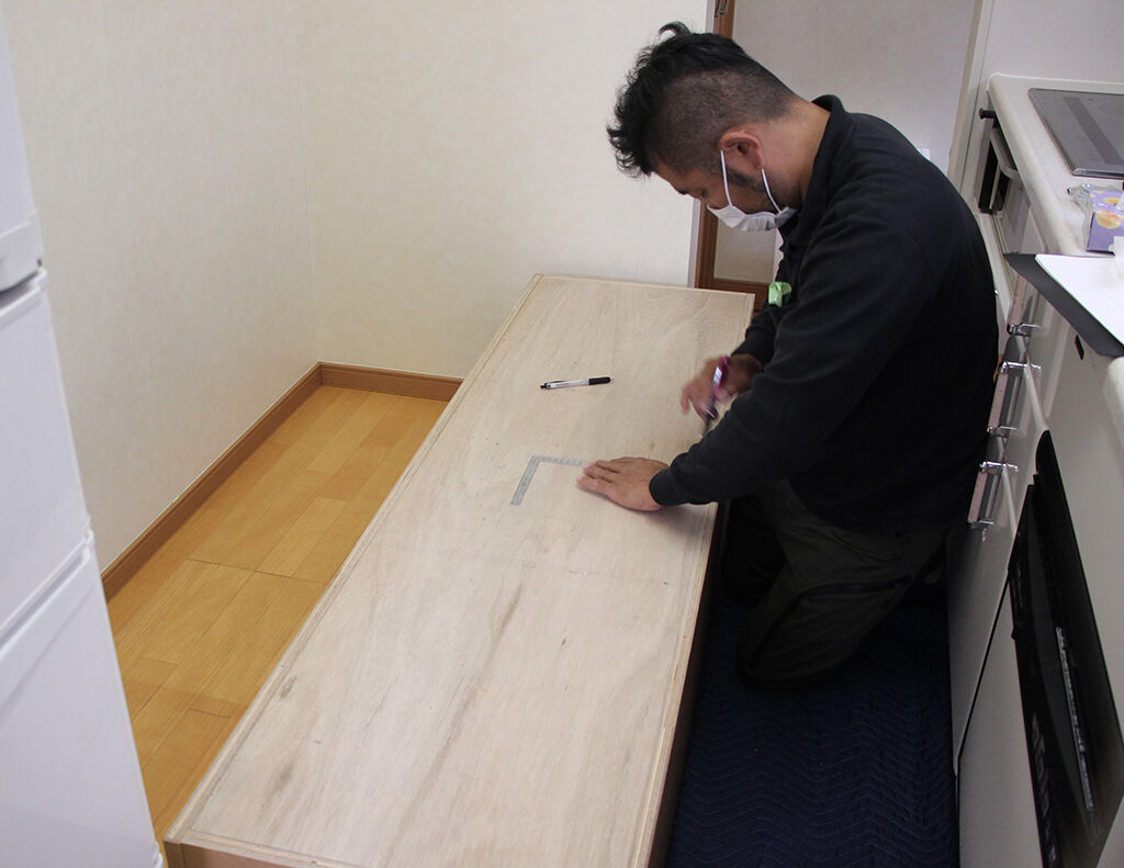 戸棚の裏面に壁固定用のビスの下穴をあける