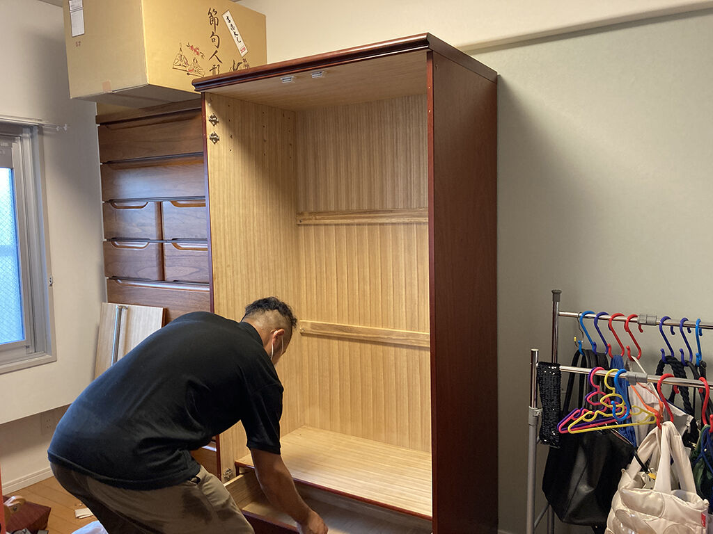 分解してお客様のお部屋の中に搬入することができた洋服タンス本体