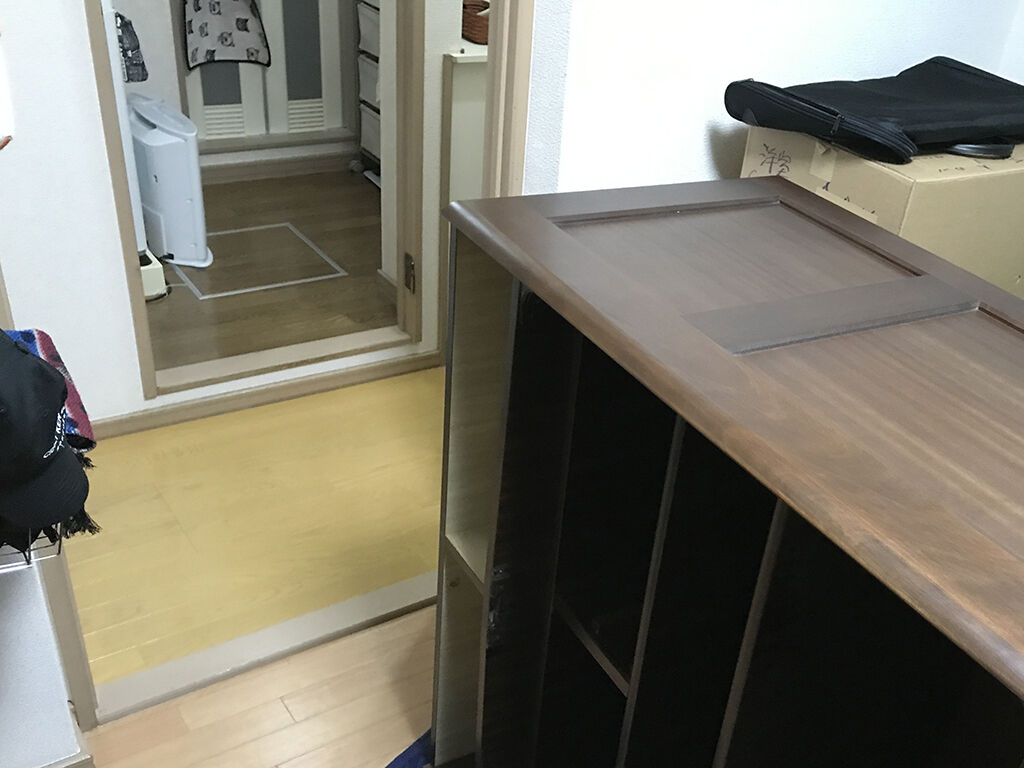 洋室のドアを外して和タンスを搬入できることを確認
