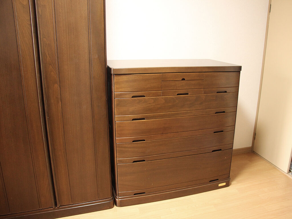 無事お客様ご希望の洋室に搬入することのできた和タンス下部