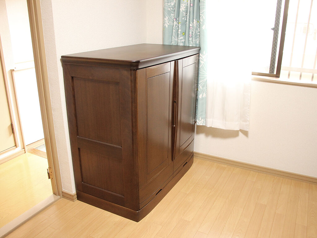 お部屋の入り口に設置した和タンス上部