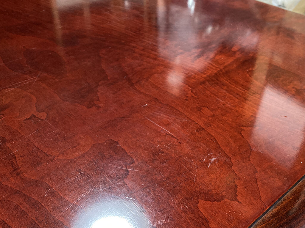 長年使い込まれて天板についていた傷