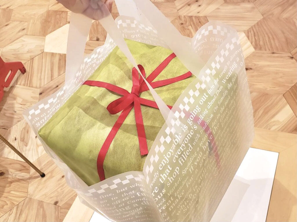 その場でお持ち帰りもいただけるルーツファクトリー東京店で販売中のモンペスツール