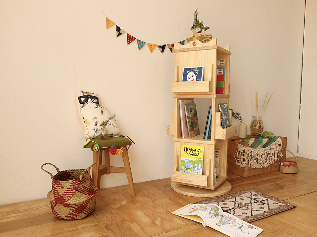 ルーツファクトリーのオリジナル家具に仲間入りした『GURU-GURU bookshelf(ぐるぐるブックシェルフ)』