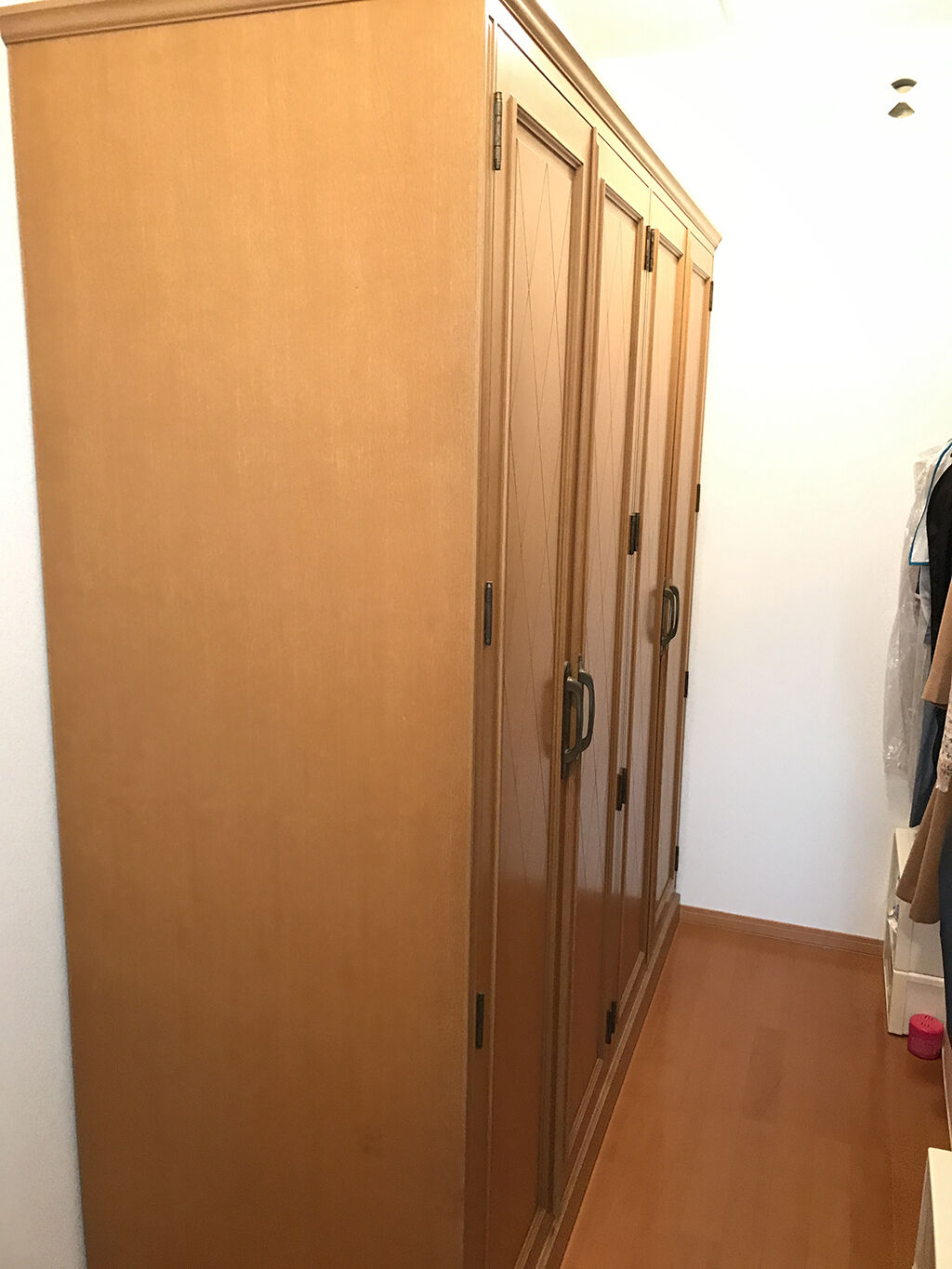 お客様のお家へ家具を引き取りに伺った時の洋服タンスのお写真