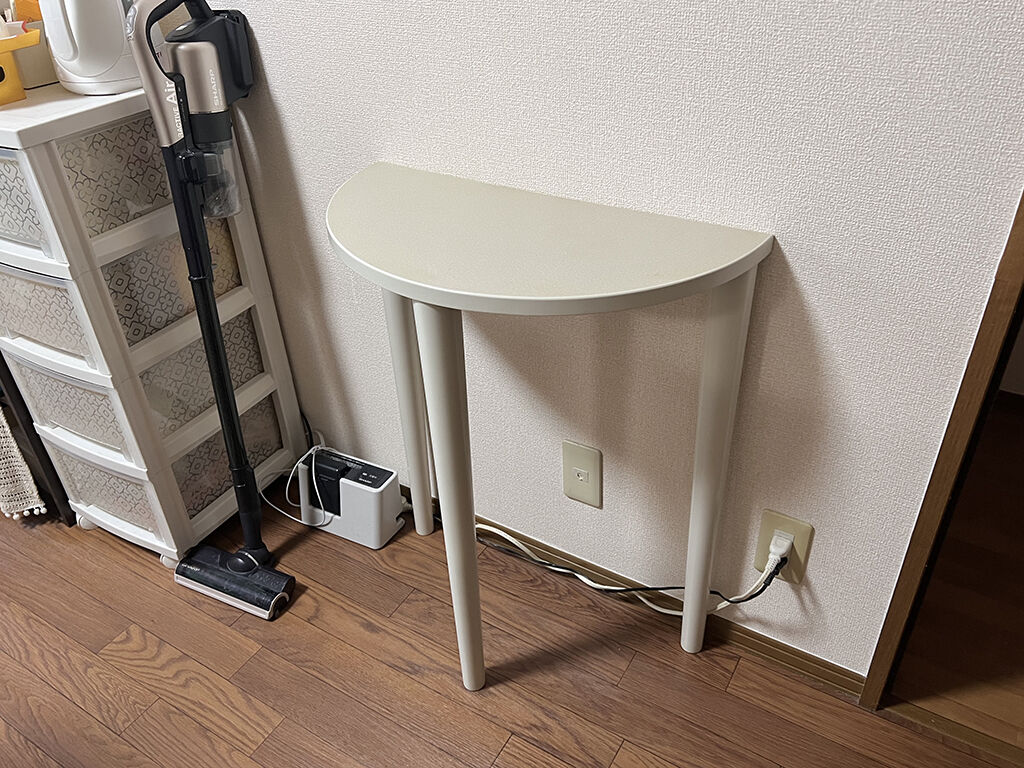 お部屋の入り口に置いても圧迫感のないテーブルに