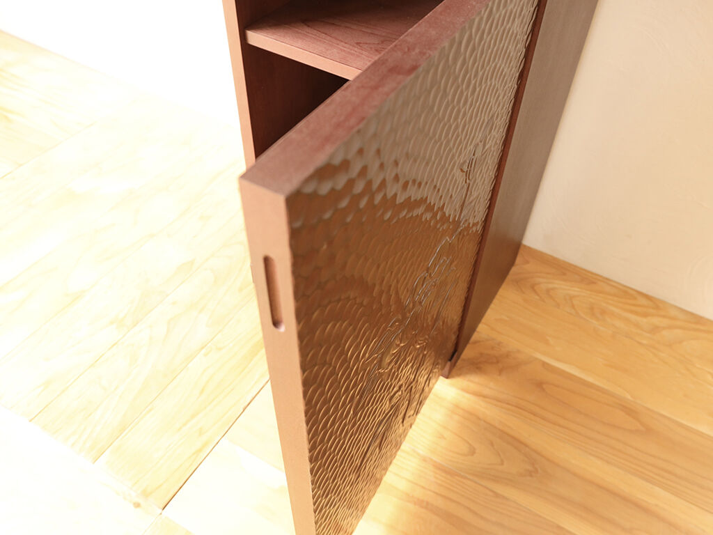 取っ手を付けずに開け閉めしやすいよう扉の側面に手がかりを作成