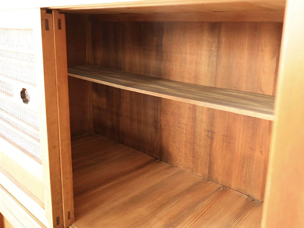 朽ちていた棚板を直した水屋内部
