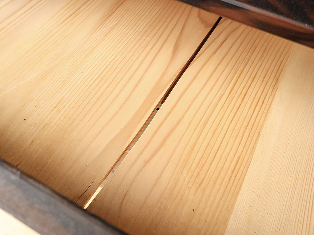 ヒビ割れができてしまっていた引き出しの底板