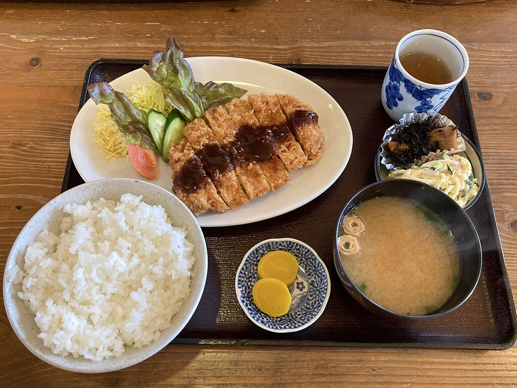 高知龍馬空港の近くの定食屋さんで頂いたトンカツ定食