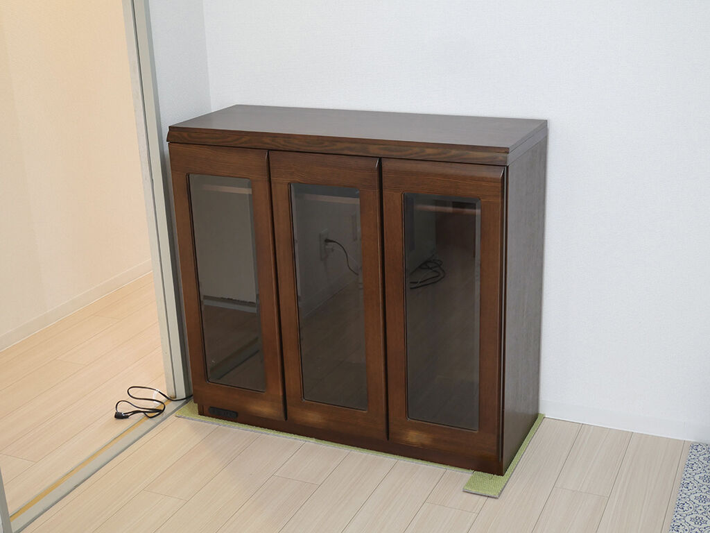 お部屋の一画にぴったりと収まったリサイズ後の食器棚