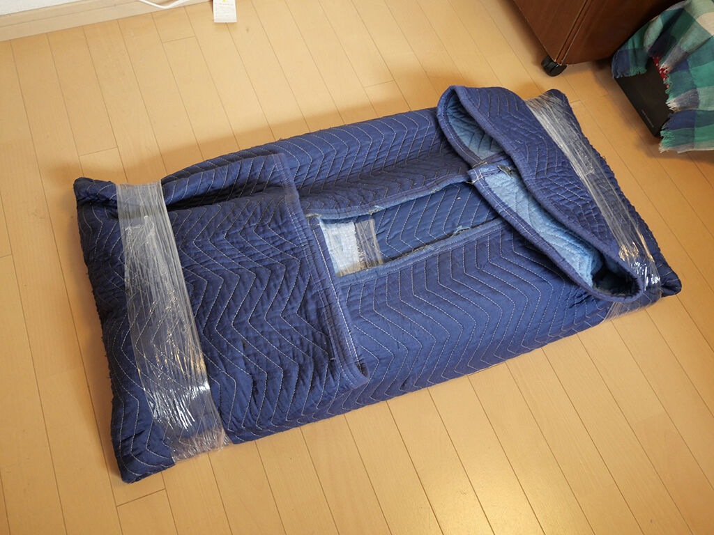 天板と脚を分解してコンパクトな形で搬入したデスク