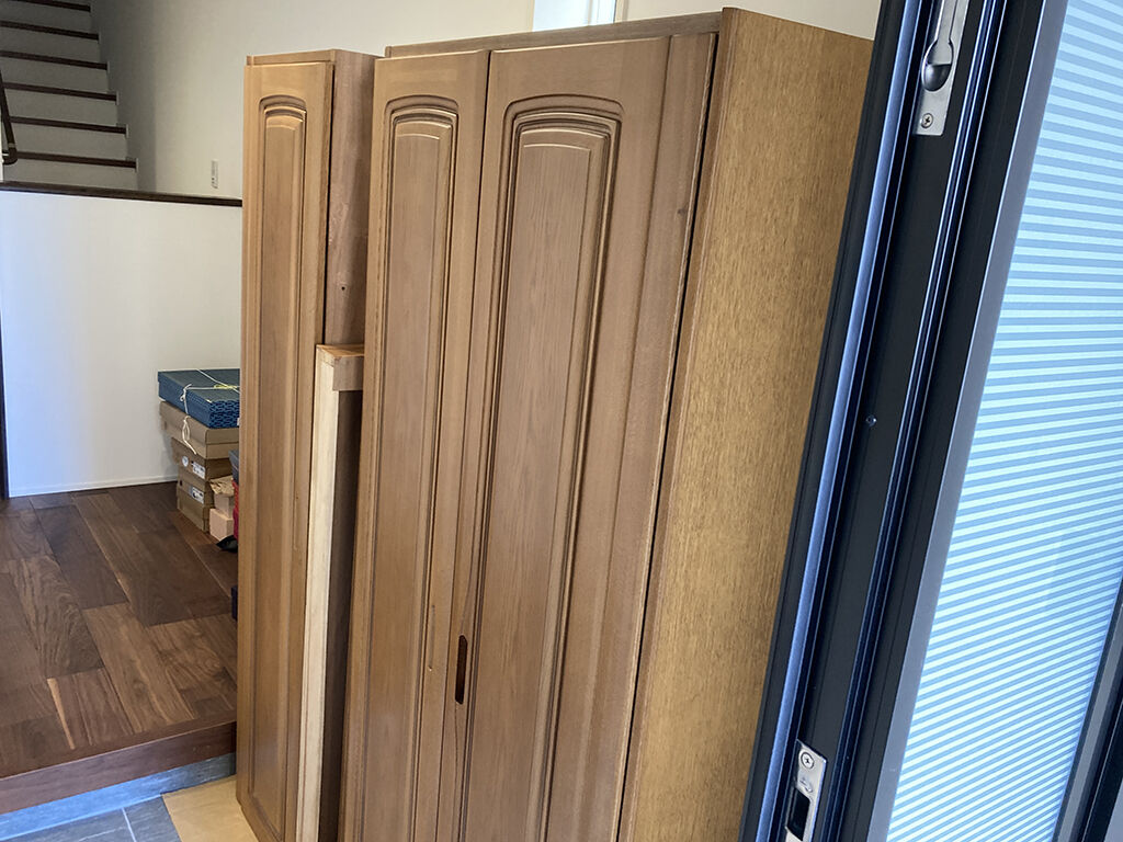家具お引き取り時、玄関に置かれていた洋服タンス