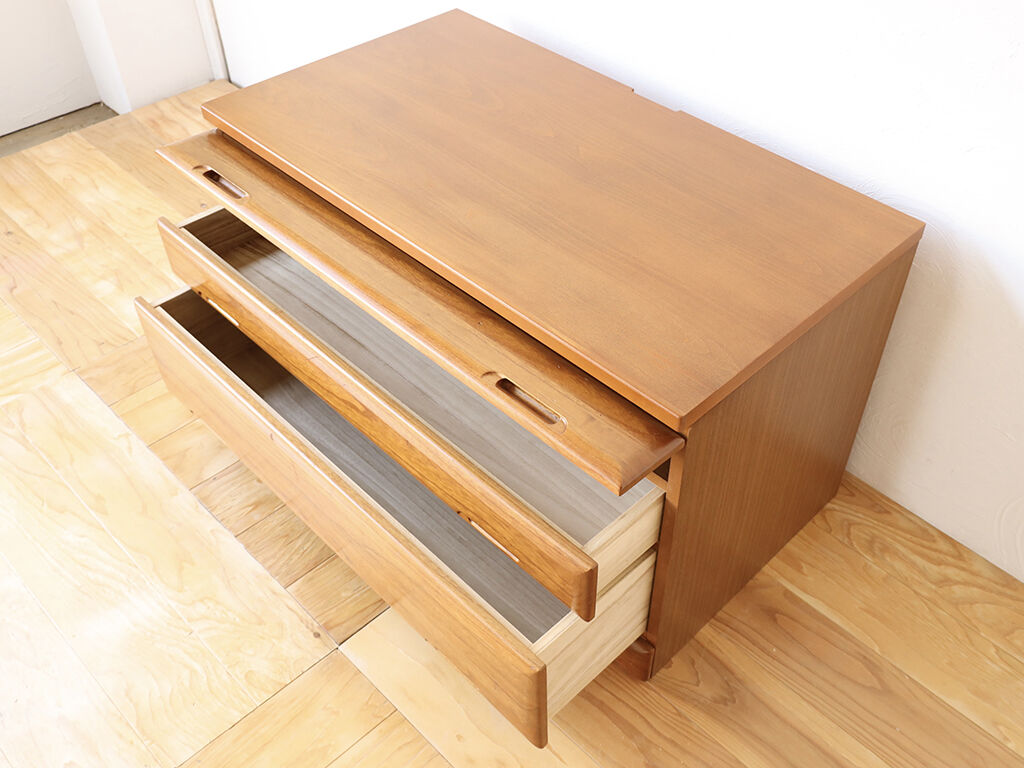 新しく製作したとはわからないほど本体とよく馴染んでいる天板