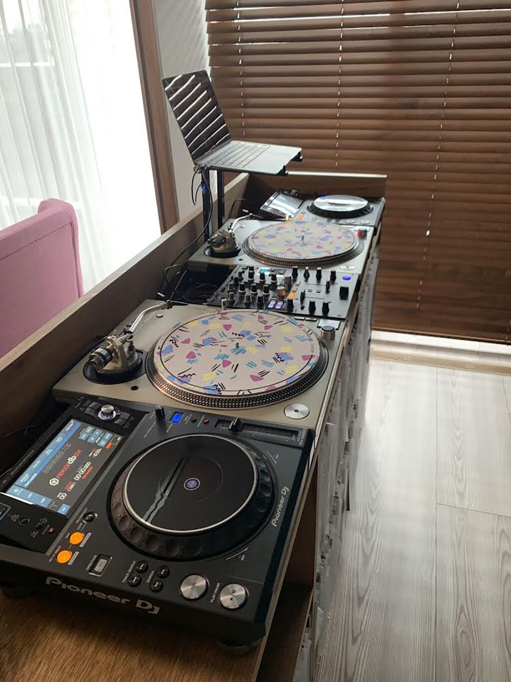 納品後にお客様から頂いたDJ機材セッティング後のDJブースの写真