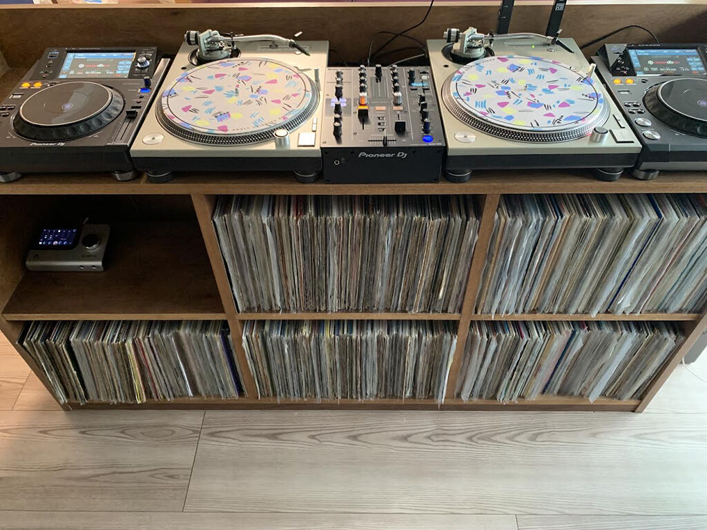 ぎっしりとレコードが収納されたラック