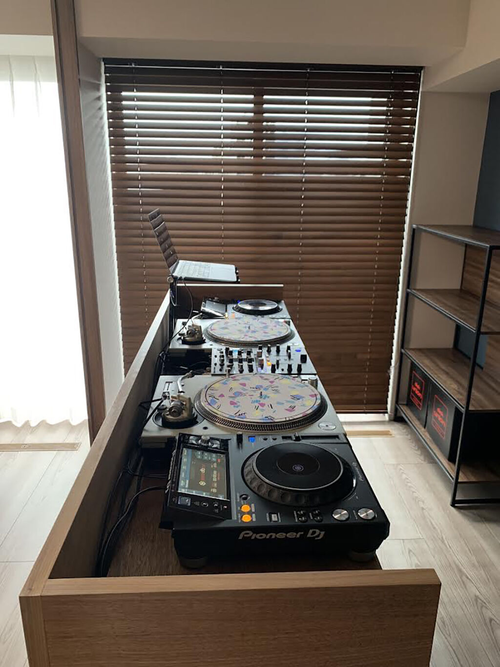 他の家具との相性もバッチリなDJブース