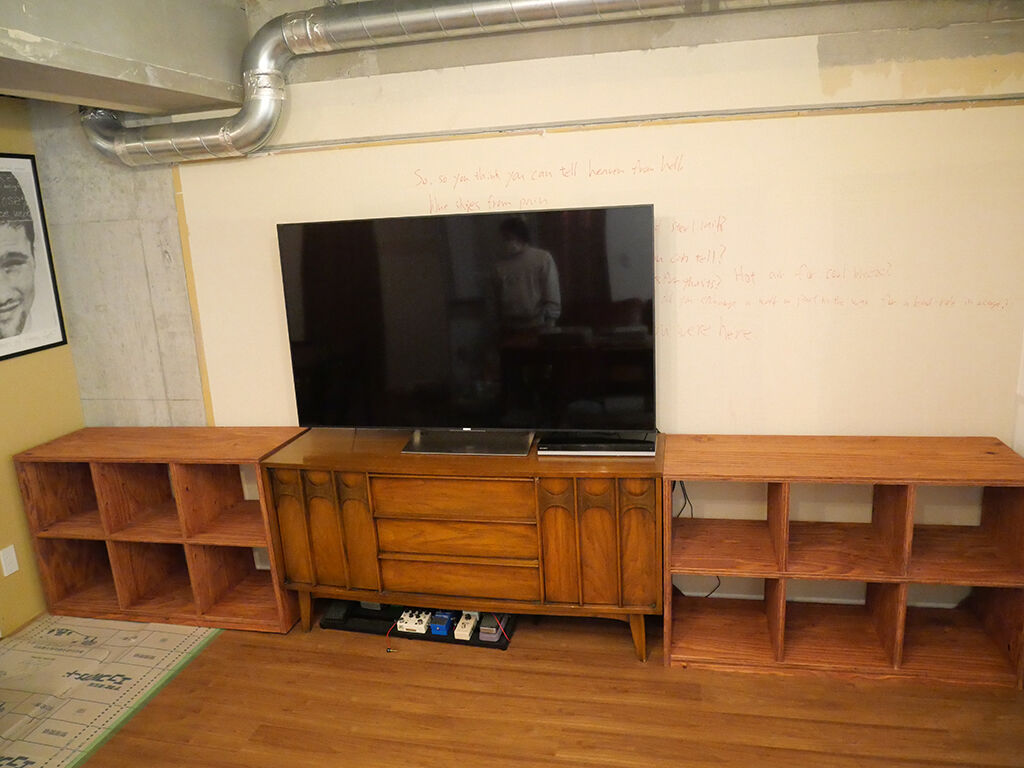 テレビボードの両サイドにぴったり収まったオーダーメイドのレコードラック