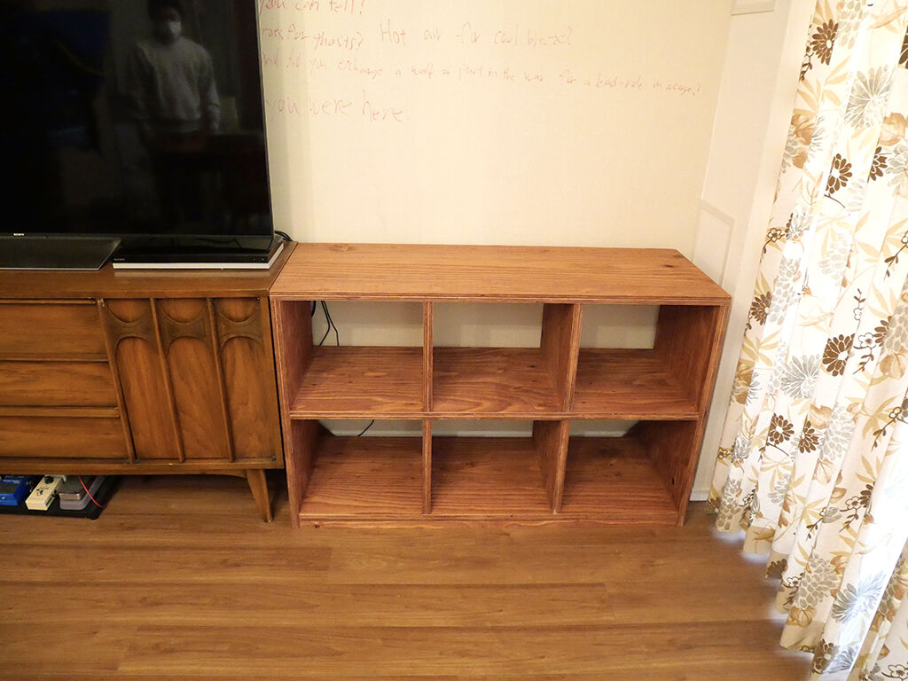 リフォーム中のお部屋に納品させていただいたレコードラック