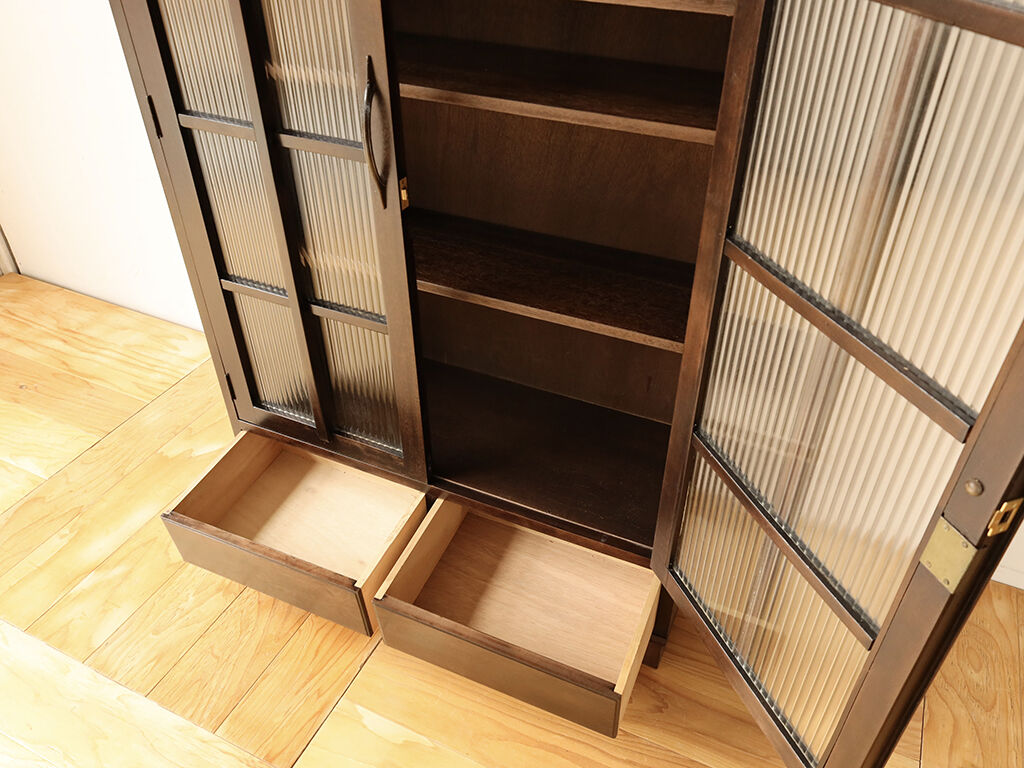 新しく作り直し綺麗になり開け閉めもスムーズになった引き出し