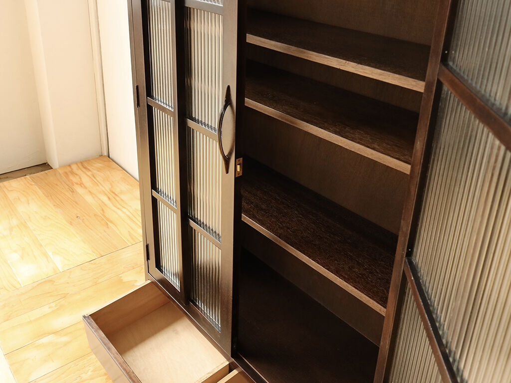 内部までしっかり綺麗にレストアした本棚