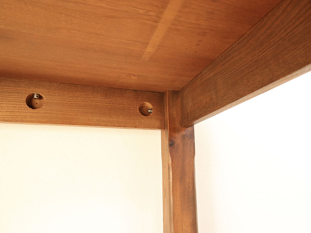幕板にも金具が付いているダイニングテーブル天板裏