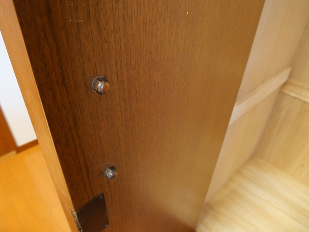 扉内側の壊れていた金具を交換