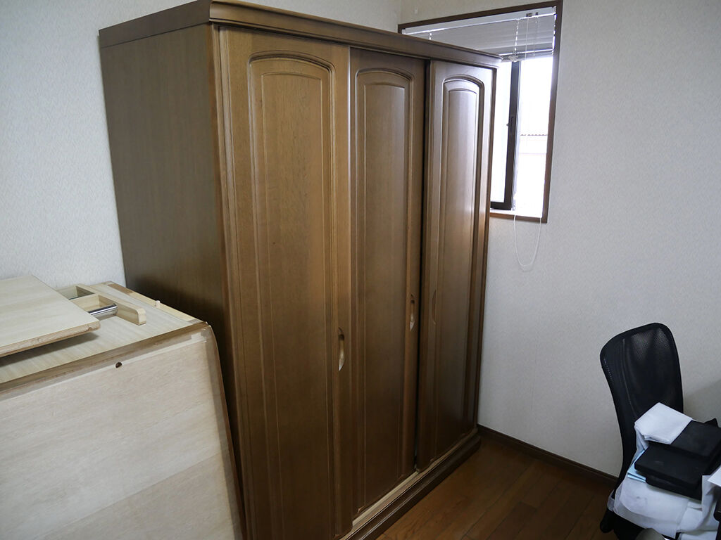 リメイク後、お客様のお部屋に設置完了した洋服タンス