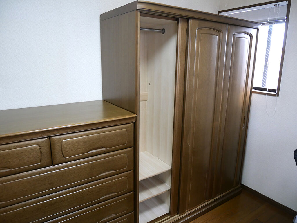 戸の配置を変えることのできる洋服タンス