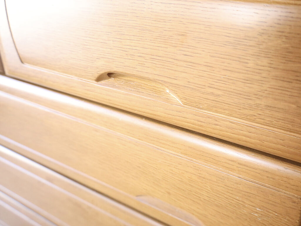 重量があり両手を使わないと開け閉めが難しいタンスの引き出し