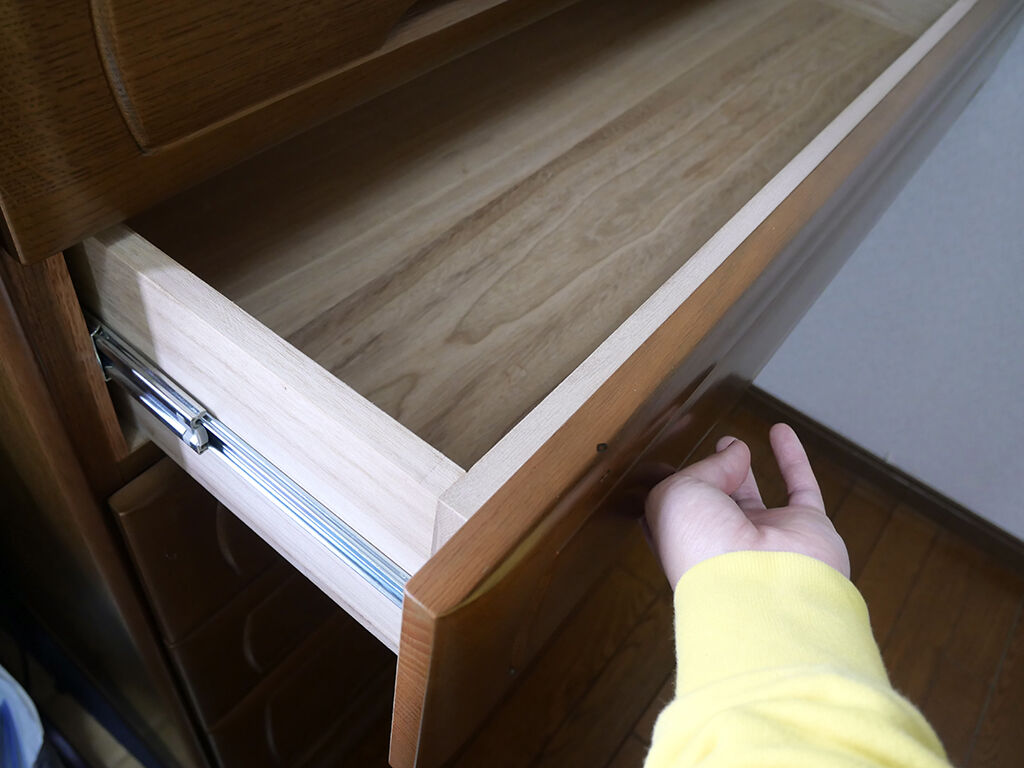 片手でラクラクと開け閉めできることを確認できた整理タンス
