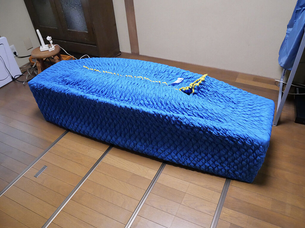 和机からリメイクしたテレビ台の納品の様子