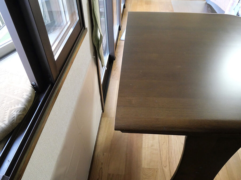 壁面にぴたりとくっつけられるようカットした天板