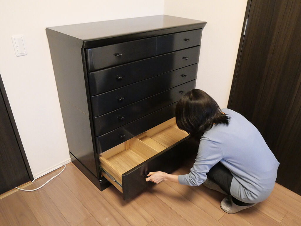 リメイク後の婚礼タンスの使い心地を確かめていらっしゃるお客様