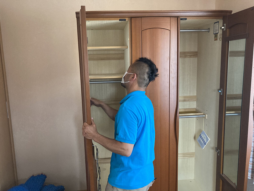 お客様宅で一緒に家具を見ながらリメイクのお打ち合わせ