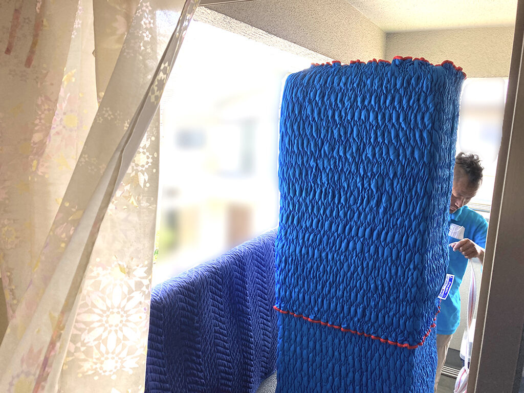 洋服タンスを戸建て2階から吊り下ろし搬出