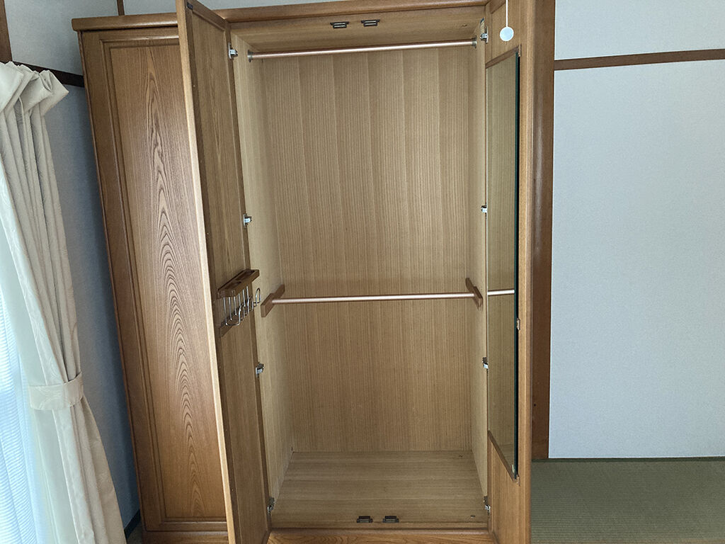 洋服タンスの鏡の位置を変えることに